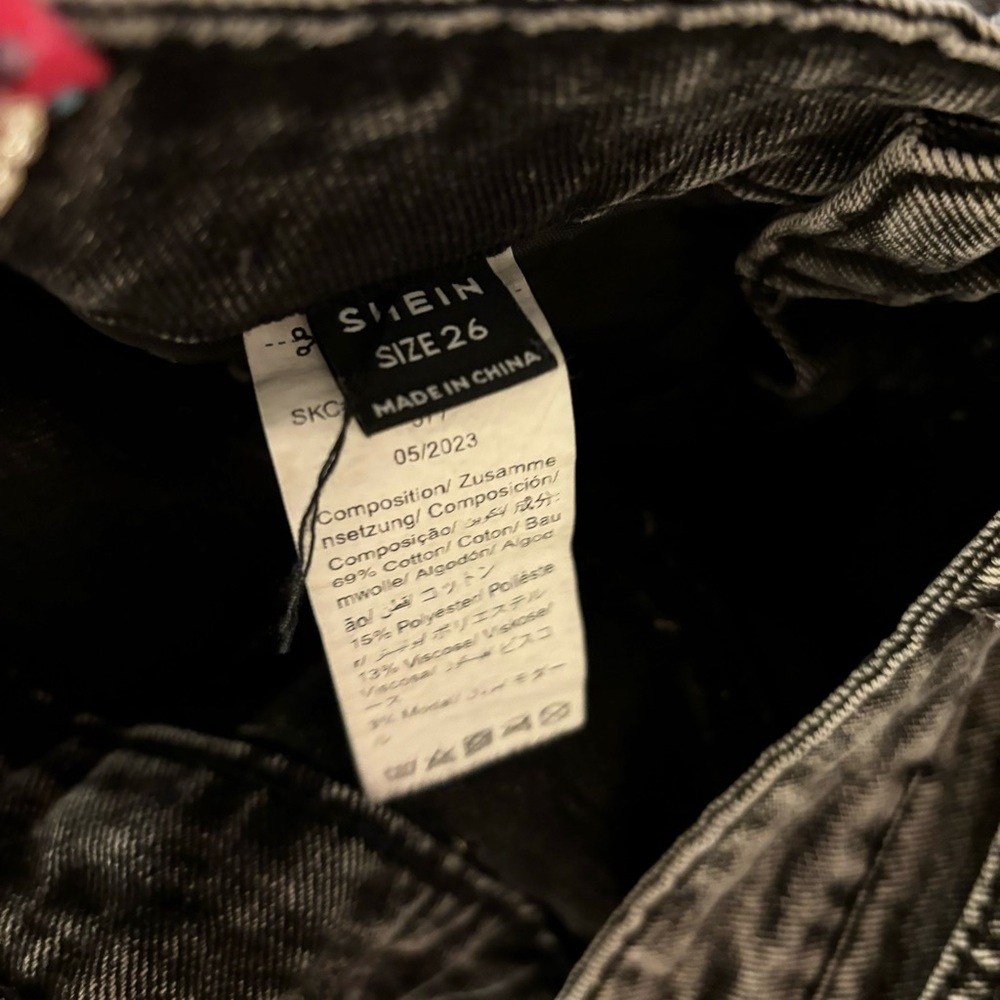 New✨ Woman’s SHEIN High Rise Distressed Jean Shorts - Picture 3 of 3